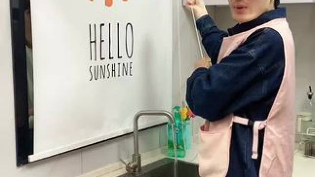 折叠挡水板置物架 在厨房洗碗池边放上这个吸盘挡水板，刷锅洗碗就不会弄得台面湿哒哒的，放在台面洗衣服也