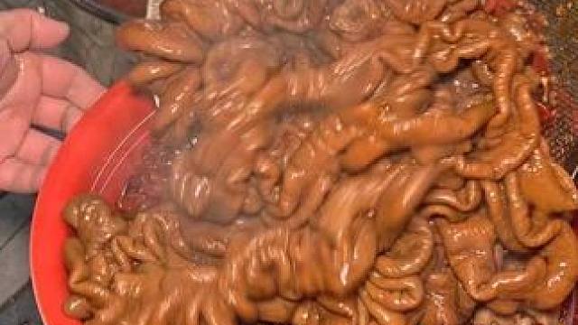 一锅沸腾的手炒红汤，一堆就地取材的鲜货，这才是属于成都的浪漫