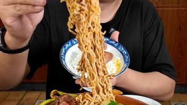 晚上不不知道吃啥，简单来个泡面吧，舒心惬意。