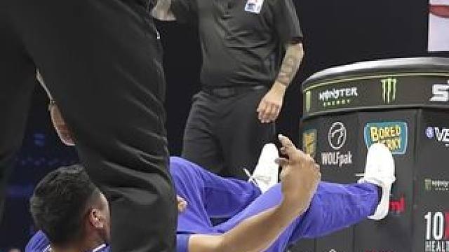 18岁少年被40岁大叔直接打躺尸！这巴掌太狠了！