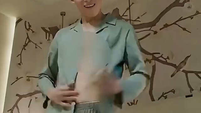 心机女嘲笑男子身材差，下秒男子直接证明。