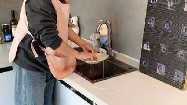 折叠挡水板置物架 在厨房洗碗池边放上这个吸盘挡水板，刷锅洗碗就不会弄得台面湿哒哒的，放在台面洗衣服也