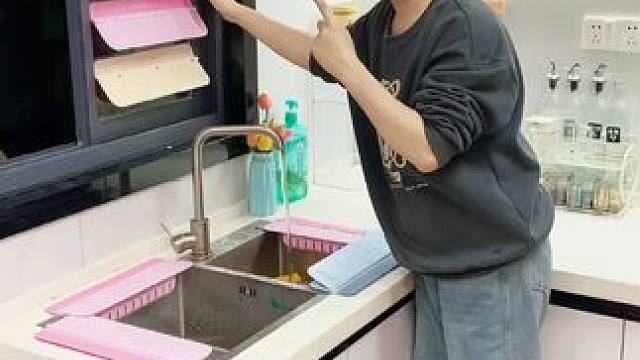 折叠挡水板置物架 在厨房洗碗池边放上这个吸盘挡水板，刷锅洗碗就不会弄得台面湿哒哒的，放在台面洗衣服也