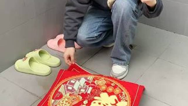 吸盘伸缩拖鞋架 不用打孔粘胶就能上墙固定的拖鞋架，可伸缩的设计，足够收纳全家人的拖鞋，不占地方，还能