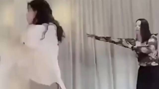 教练是懂报价的，美女刮一条腿90，两条腿竟然要200？