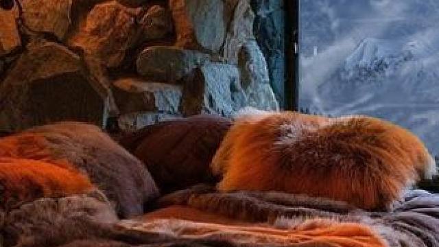 暴风雪夜住在一个温暖山洞，放松下来进入睡眠吧