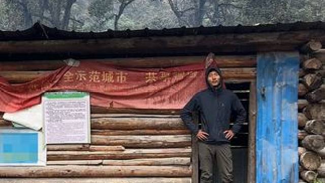 骑行西藏丙察察，下雨衣服全湿透了被困小木屋，生起火取暖做饭吃