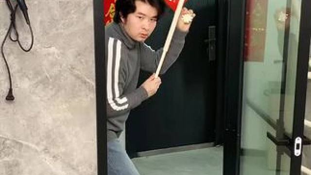 吸盘伸缩拖鞋架 不用打孔粘胶就能上墙固定的拖鞋架，可伸缩的设计，足够收纳全家人的拖鞋，不占地方，还能