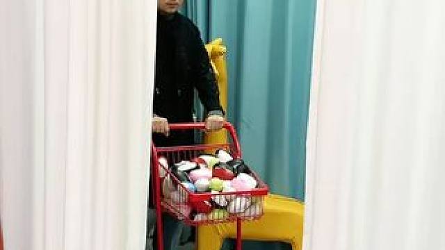 可水洗粘性强 神奇的粘毛器!不仅能轻松清理头发和猫猫狗狗掉落的毛发，水一冲就干净能继续用了