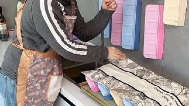 折叠挡水板置物架 在厨房洗碗池边放上这个吸盘挡水板，刷锅洗碗就不会弄得台面湿哒哒的，放在台面洗衣服也