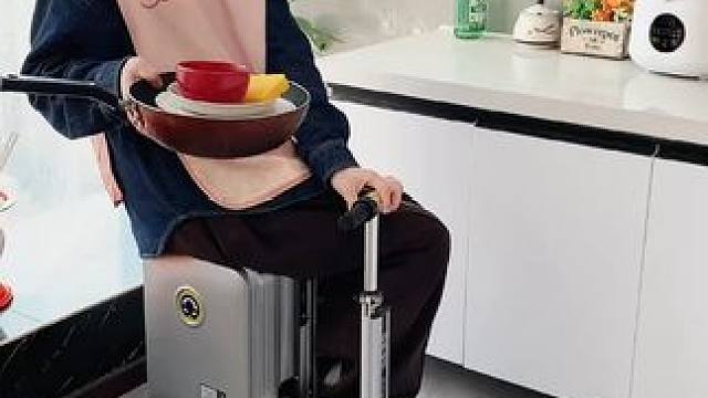 折叠挡水板置物架 在厨房洗碗池边放上这个吸盘挡水板，刷锅洗碗就不会弄得台面湿哒哒的，放在台面洗衣服也