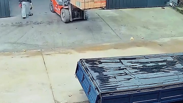 新手，犯了两个错误，应该放低叉走，下坡倒开