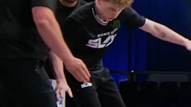 硬抗一巴掌后立刻KO对手，白大拿都看笑了！