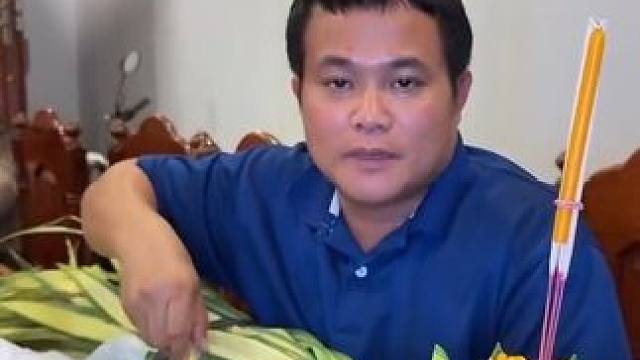 有到了水灯节自己做莲花船给家人祈福