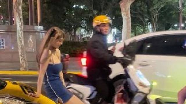 酒店门口，亲自坐在兰博基尼拍照的18岁小姐姐，身材真的太顶级了吧，路过的的外卖小哥都忍不住回头看上两