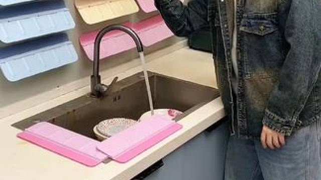 折叠挡水板置物架 在厨房洗碗池边放上这个吸盘挡水板，刷锅洗碗就不会弄得台面湿哒哒的，放在台面洗衣服也