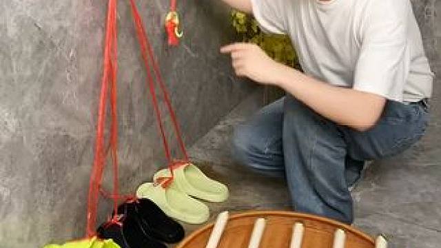 吸盘伸缩拖鞋架 不用打孔粘胶就能上墙固定的拖鞋架，可伸缩的设计，足够收纳全家人的拖鞋，不占地方，还能