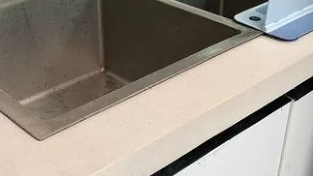 折叠挡水板置物架 在厨房洗碗池边放上这个吸盘挡水板，刷锅洗碗就不会弄得台面湿哒哒的，放在台面洗衣服也