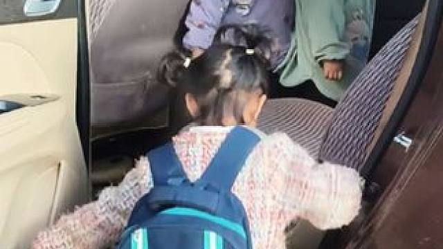 孩子的爸送老大老二上学。