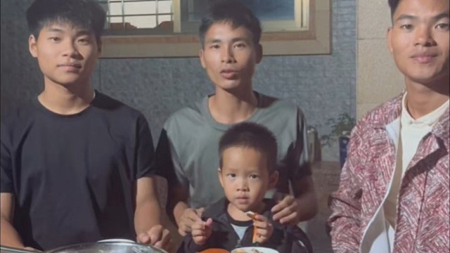 夜晚自家鱼塘捕捞青蟹