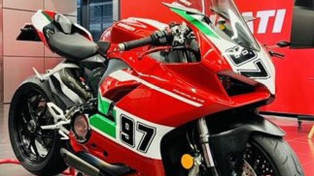 你喜欢的她不一定喜欢你，但是你喜欢的车一定在原地等你