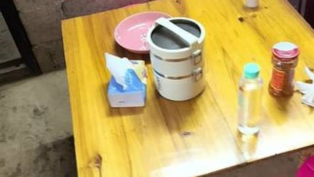 下班铃响，匆匆赶往食堂打一份热饭，一份给老婆，一份给孩子。塑料餐盒不算精致，菜色也谈不上丰盛，但每一