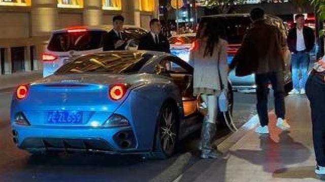 酒店门口，从 上亲自下车的小姐姐，气质太好了吧，生活品质高的家庭果然很养人，她的日常开销应该