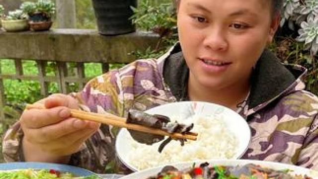 今天做个腊肉炒蘑菇，配着大白菜太好吃了