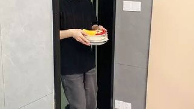 折叠挡水板置物架 在厨房洗碗池边放上这个吸盘挡水板，刷锅洗碗就不会弄得台面湿哒哒的，放在台面洗衣服也