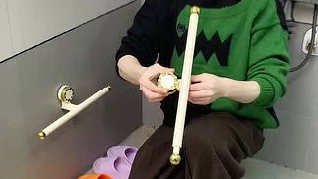 吸盘伸缩拖鞋架 不用打孔粘胶就能上墙固定的拖鞋架，可伸缩的设计，足够收纳全家人的拖鞋，不占地方，还能