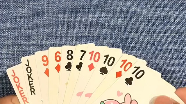 你先出三张十，他炸，你王炸，顺子不就完了吗？