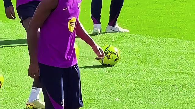 小孩哥天赋异禀！亚马尔在新诺坎普花式颠球