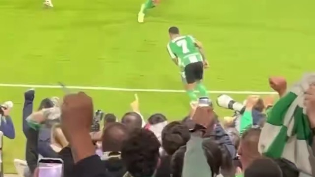 近10场6球2助！安东尼精彩挑射破门，贝蒂斯2:0里昂，欧联杯4场不败。从与队友庆祝时的灿烂笑容里，