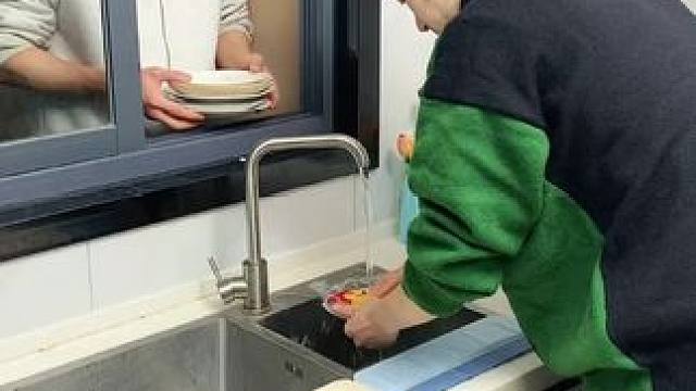 折叠挡水板置物架 在厨房洗碗池边放上这个吸盘挡水板，刷锅洗碗就不会弄得台面湿哒哒的，放在台面洗衣服也