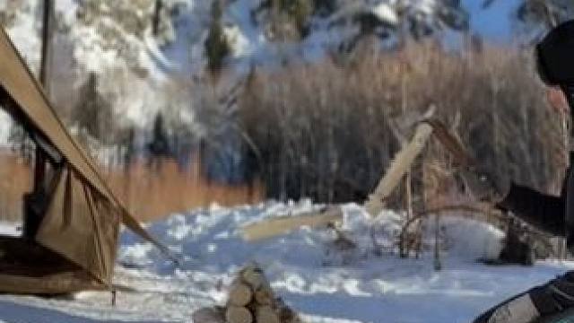 雪林中搭建帐篷露营 烹饪 过夜