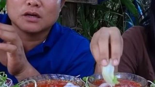 完整版带大老婆一起吃鲜辣料汁️芽苗菜脆嫩墨鱼足