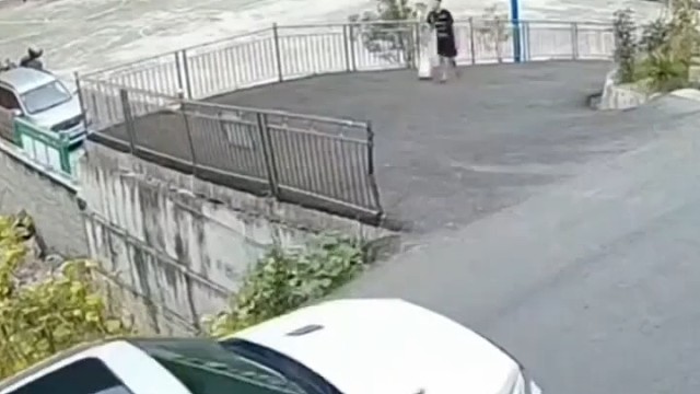 拎桶这小子太淡定了。跟啥事都没发生一样[捂脸]