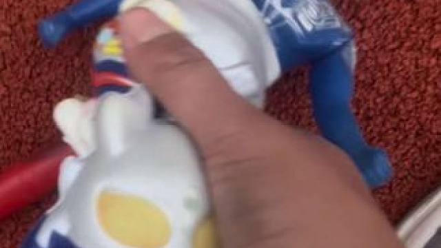 原来小奥特曼卡到这里了