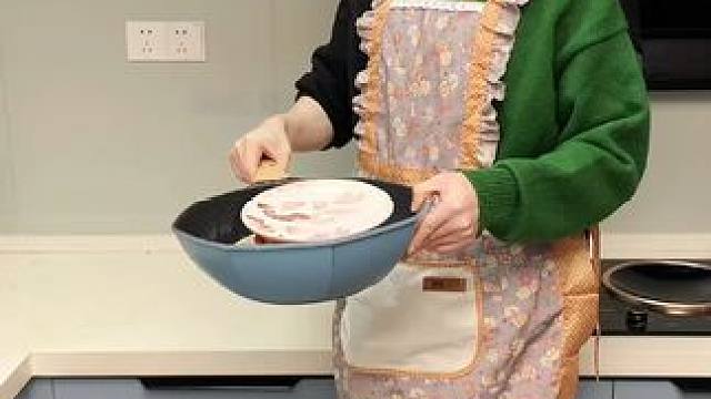 折叠挡水板置物架 在厨房洗碗池边放上这个吸盘挡水板，刷锅洗碗就不会弄得台面湿哒哒的，放在台面洗衣服也