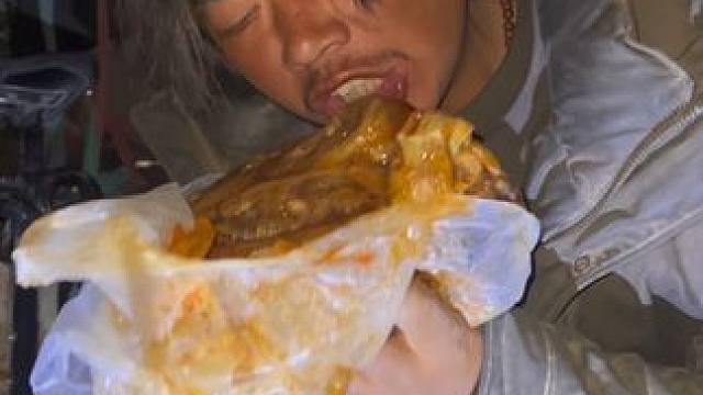 今天算是完了露营地没找到车胎又爆了吃个羊头补充体力