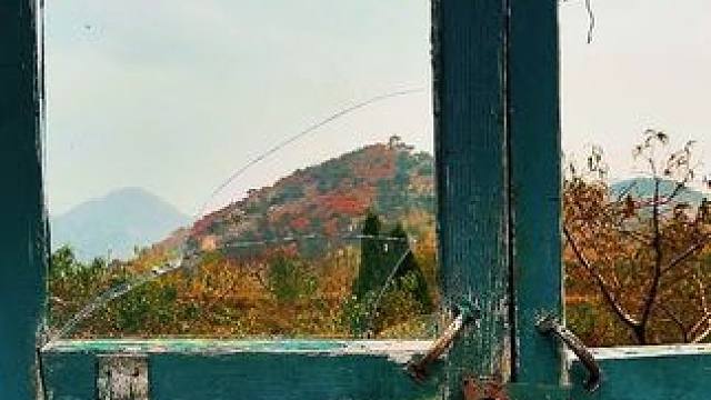 红叶谷已关门上锁，远处望望吧 天干物燥，小心火烛