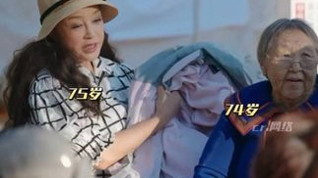 时隔一年，刘晓庆又有了年龄梗名场面，被她喊姥姥的人竟然是同龄人