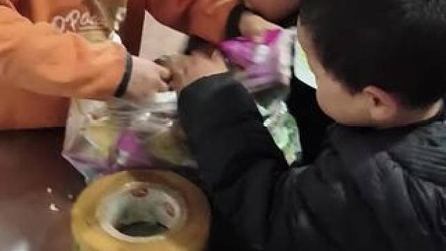 今天买了零食，孩子挺开心的。