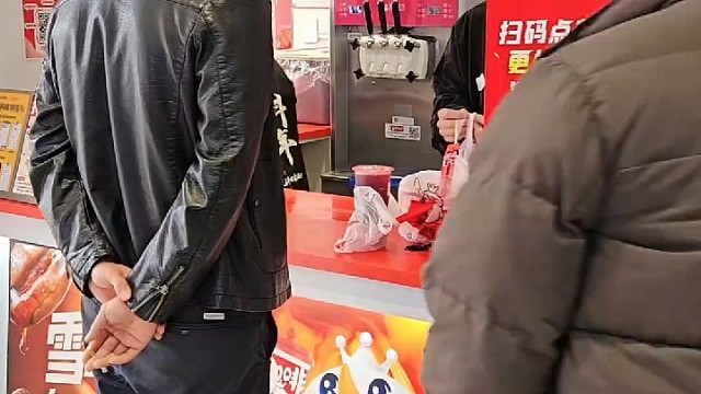 哥们下手挺狠的，烫一个二算了！还弄了个满天星[捂脸]