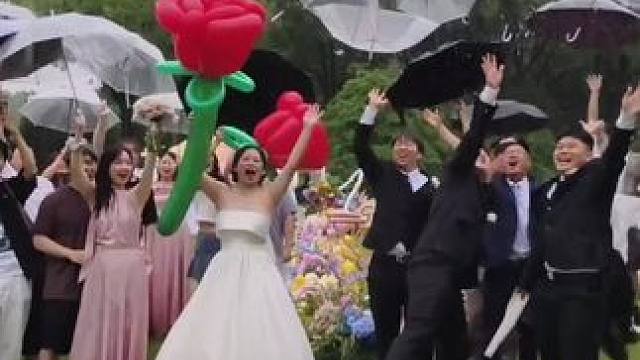 他们天南海北的过来，只为见证你们的幸福