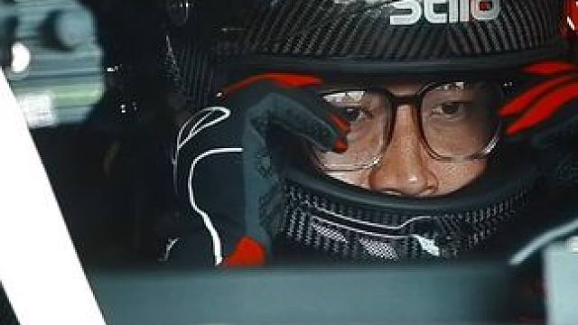 村GT车手邹禹希同学，全村的希望，昨天排位成绩很理想，今天正赛再接再厉。