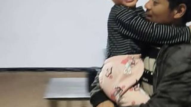 爸爸抱小双睡觉了。