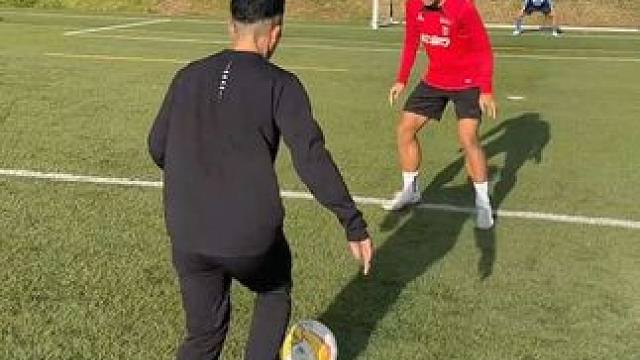 足球队员挑战教练过人