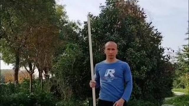 早上空气好，去广场公园运动一下，练练棍