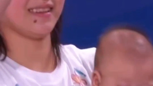 全红婵开启带娃模式，边给队友加油边带娃！